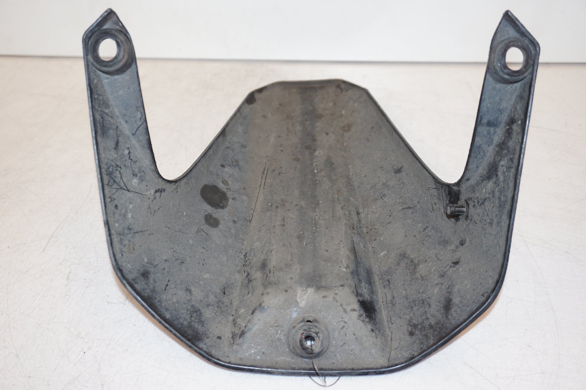 Snett nerifrån på Svingskärm från en Yamaha YZF-R 125 -2009 motorcykel.