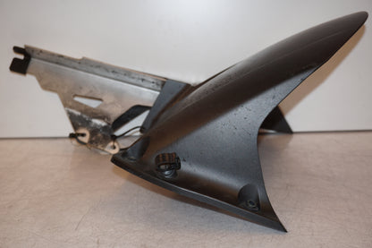 Vänster sida på Svingskärm från en Yamaha MT-01 -2009 motorcykel.