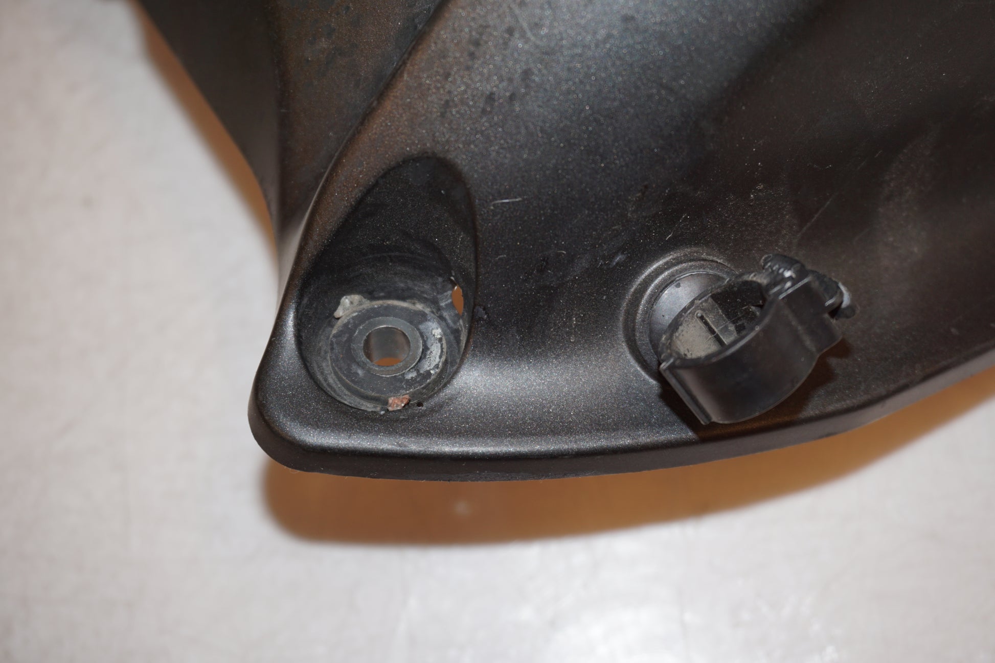 Snett nerifrån på Svingskärm från en Yamaha MT-01 -2009 motorcykel.