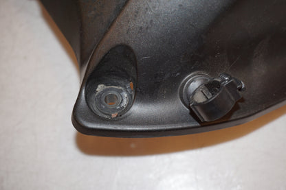 Snett nerifrån på Svingskärm från en Yamaha MT-01 -2009 motorcykel.