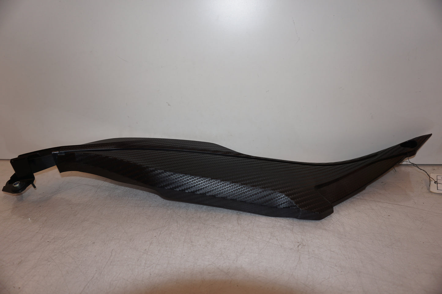 Baksidan på Bensintankskåpa från en Yamaha MT-09 Tracer -2016 motorcykel.