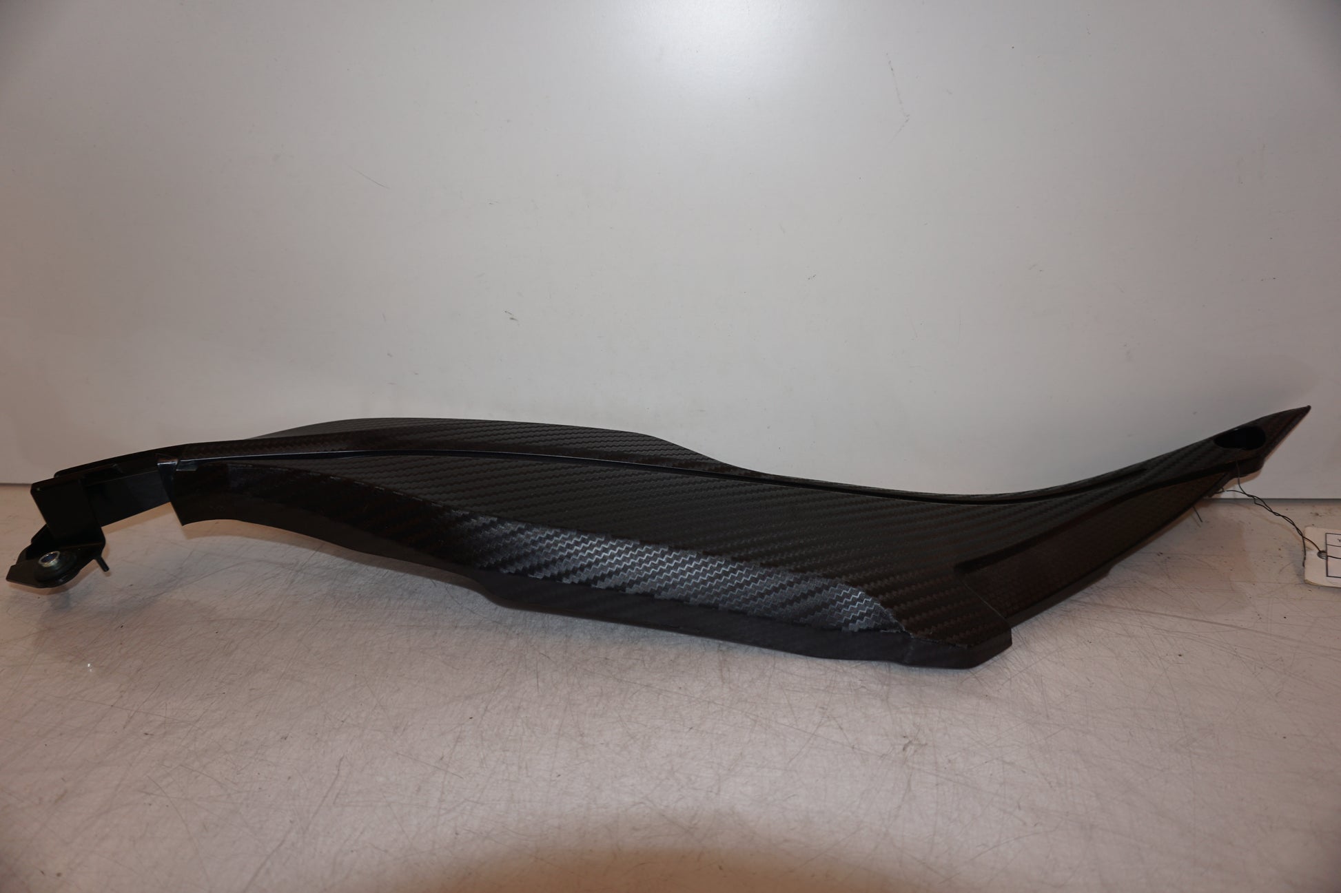 Baksidan på Bensintankskåpa från en Yamaha MT-09 Tracer -2016 motorcykel.