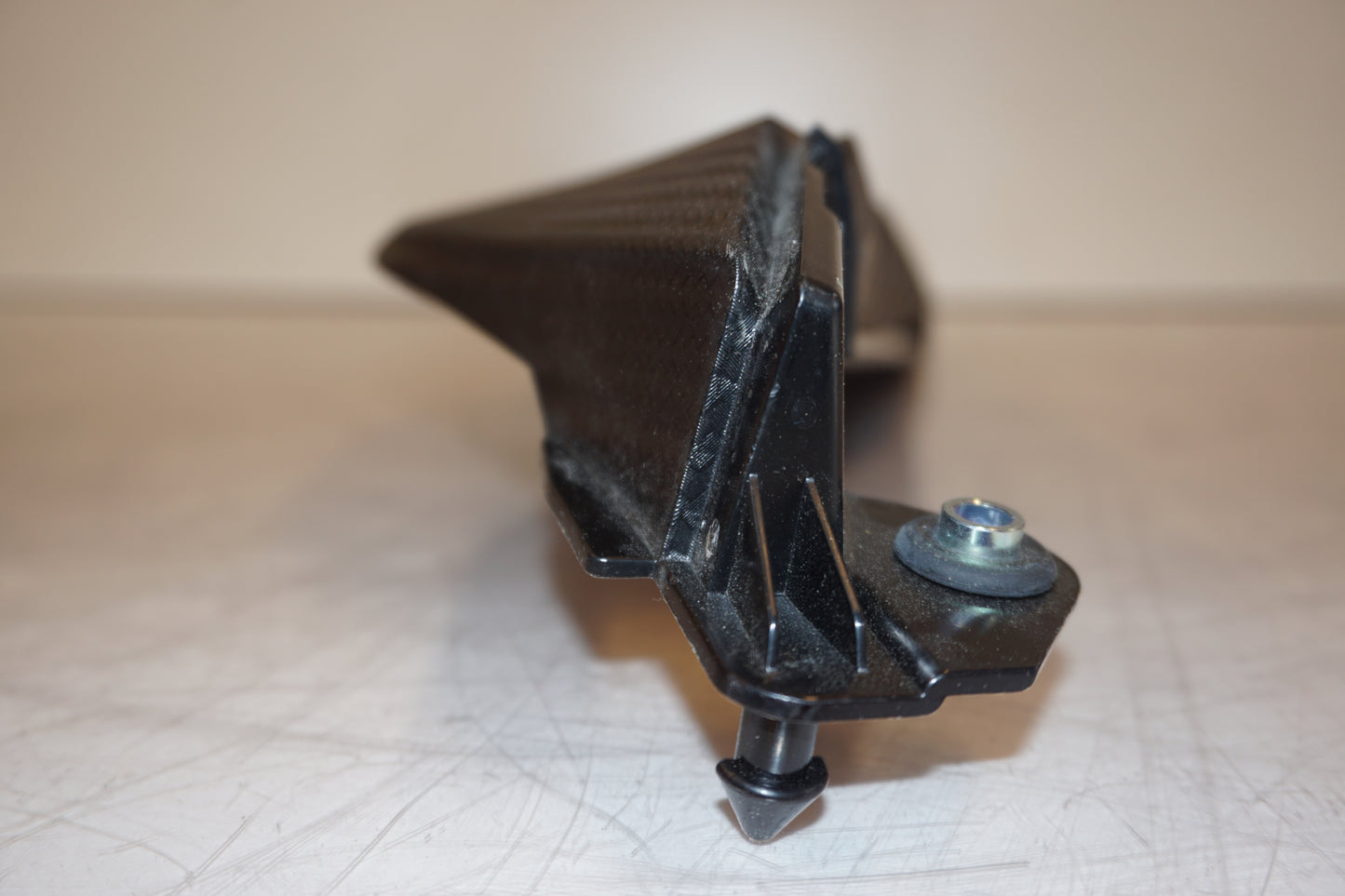 Höger sida på Bensintankskåpa från en Yamaha MT-09 Tracer -2016 motorcykel.