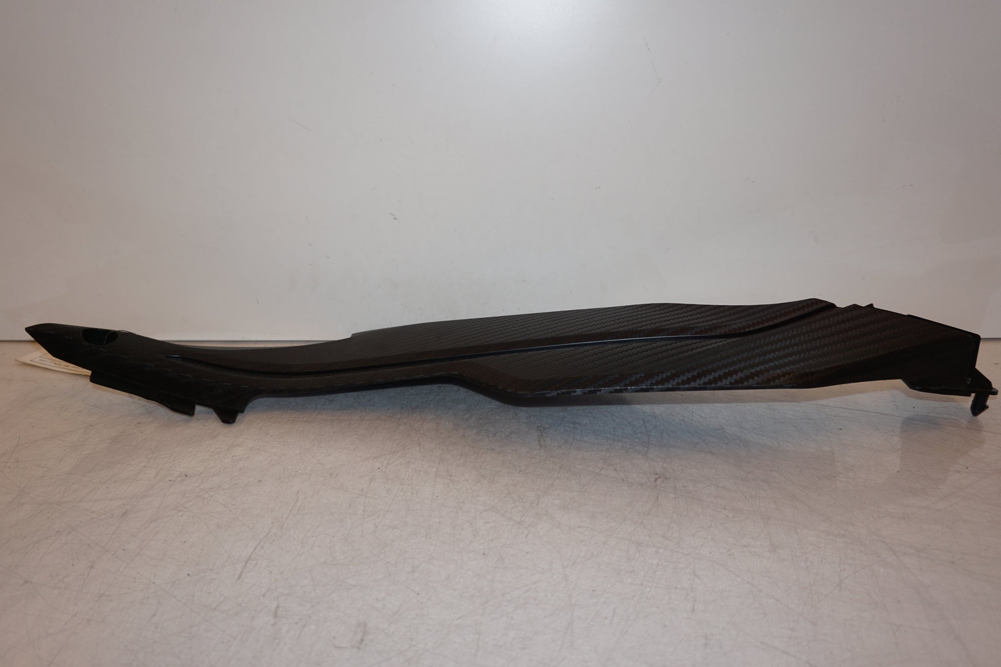 Vänster sida på Bensintankskåpa från en Yamaha MT-09 Tracer -2016 motorcykel.