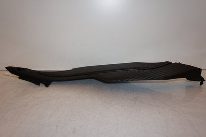 Vänster sida på Bensintankskåpa från en Yamaha MT-09 Tracer -2016 motorcykel.