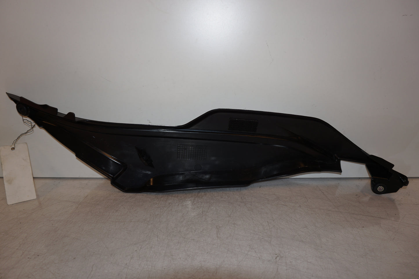 Snett nerifrån på Bensintankskåpa från en Yamaha MT-09 Tracer -2016 motorcykel.