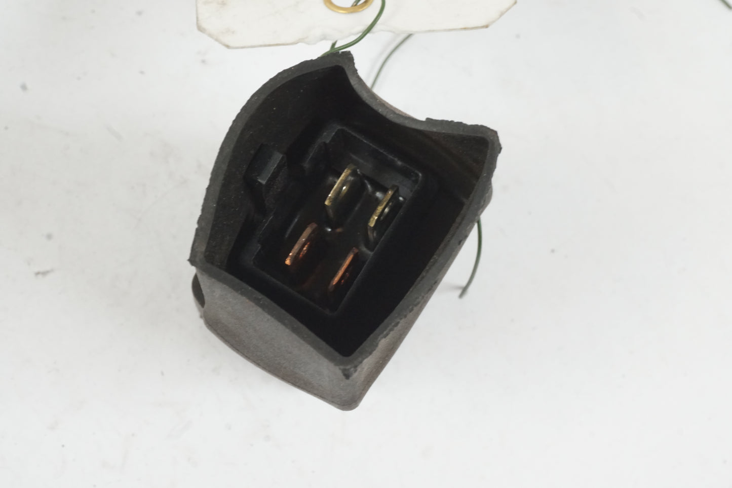 Höger sida på Relä från en Honda CBR 900 RR -2000 motorcykel.