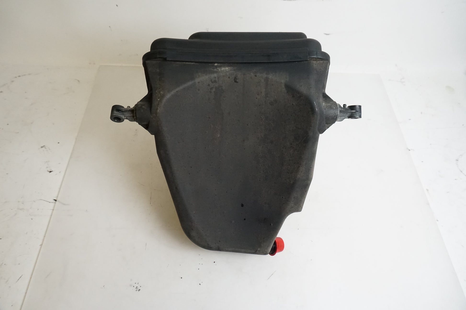 Baksidan på Oljetank från en BMW K 1200 S -2007 motorcykel.