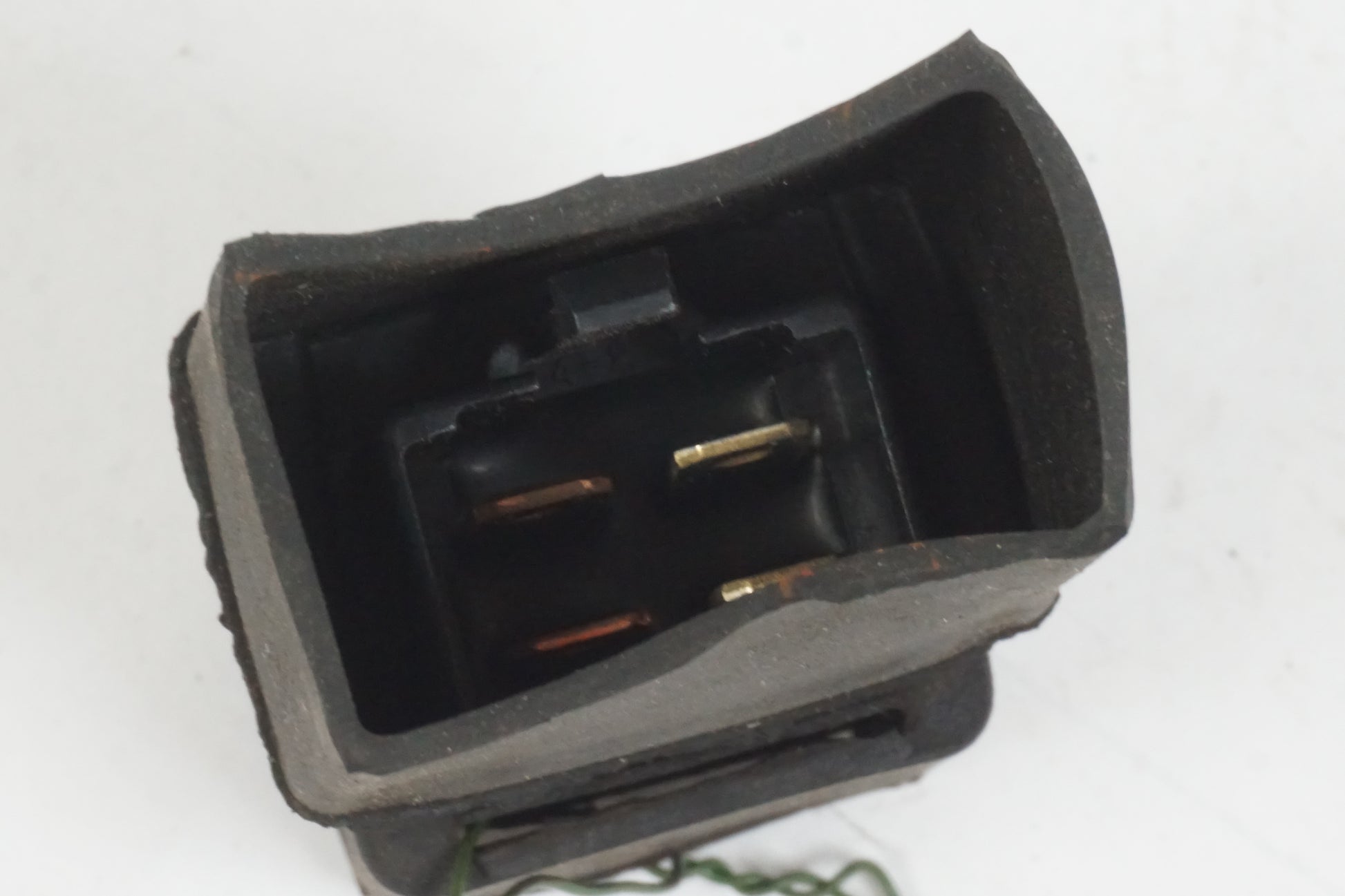 Höger sida på Relä från en Honda CBR 900 RR -2000 motorcykel.