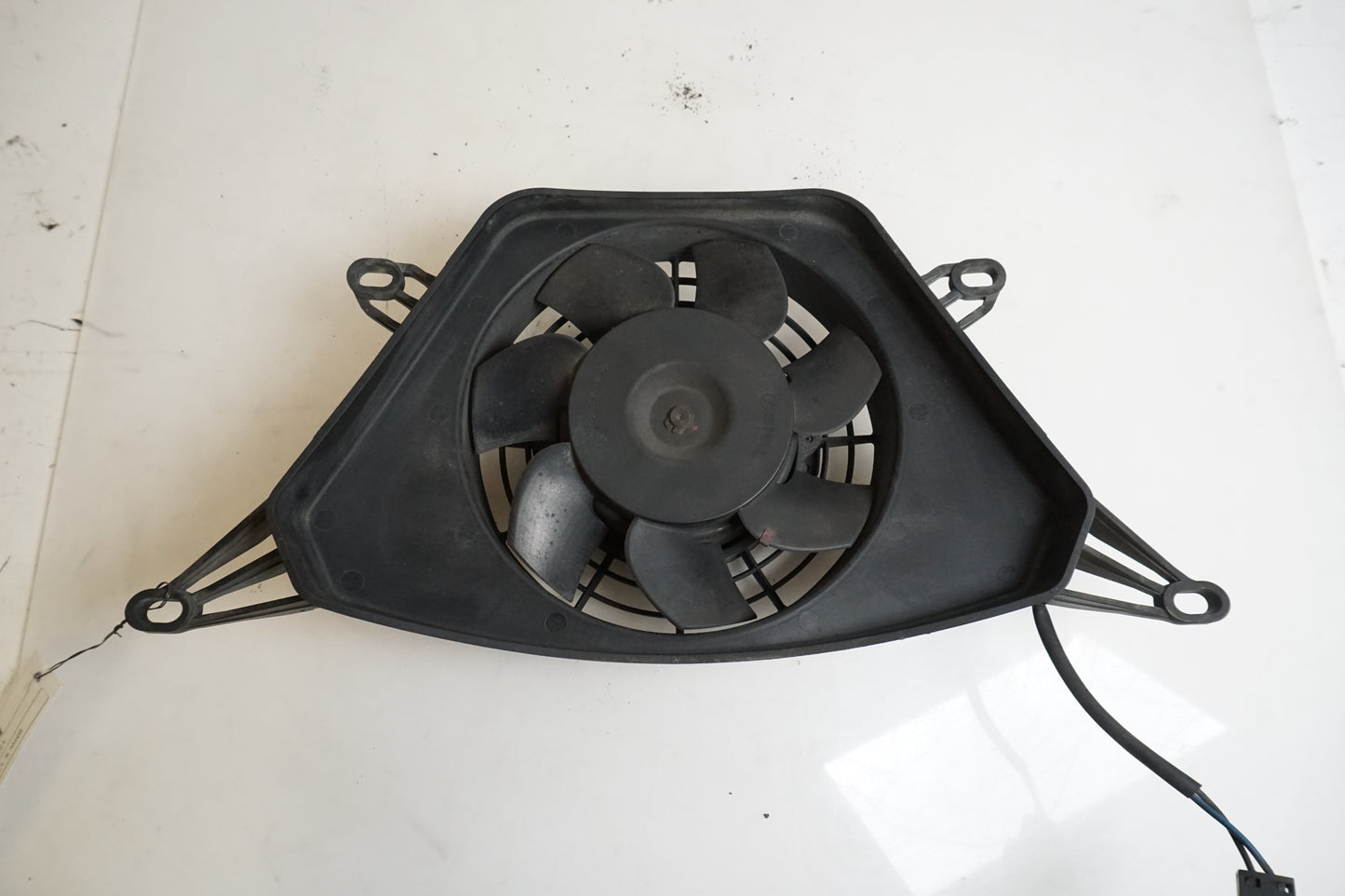 Baksidan på Vattenkylfläkt från en BMW K 1200 S -2007 motorcykel.