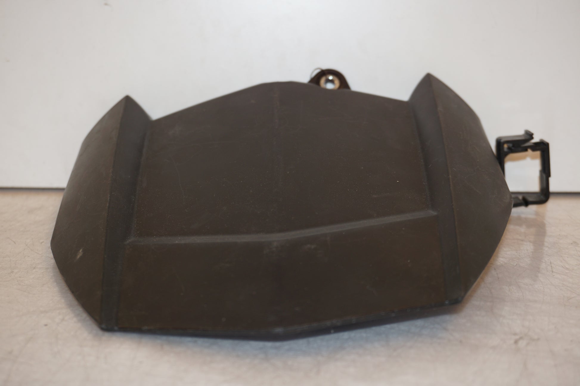 Vänster sida på Svingskärm från en Yamaha MT-09 Tracer -2015 motorcykel.