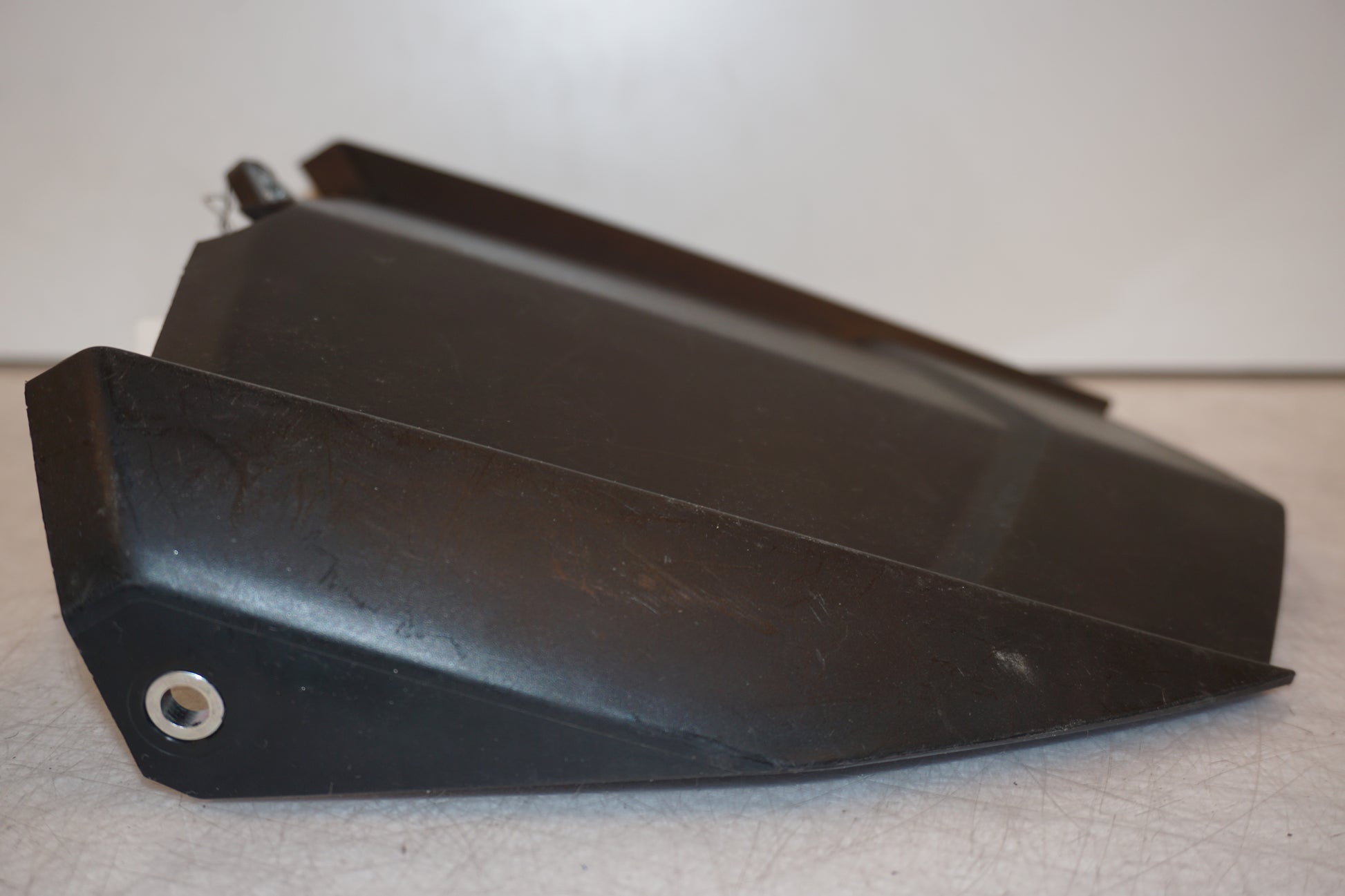 Snett uppifrån på Svingskärm från en Yamaha MT-09 Tracer -2015 motorcykel.