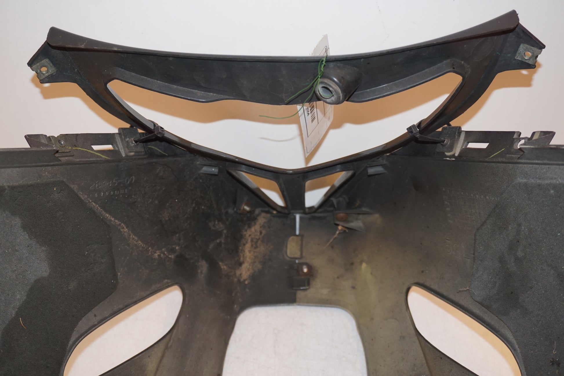 Snett nerifrån på Magkåpa från en Yamaha YZF R6 -2003 motorcykel.