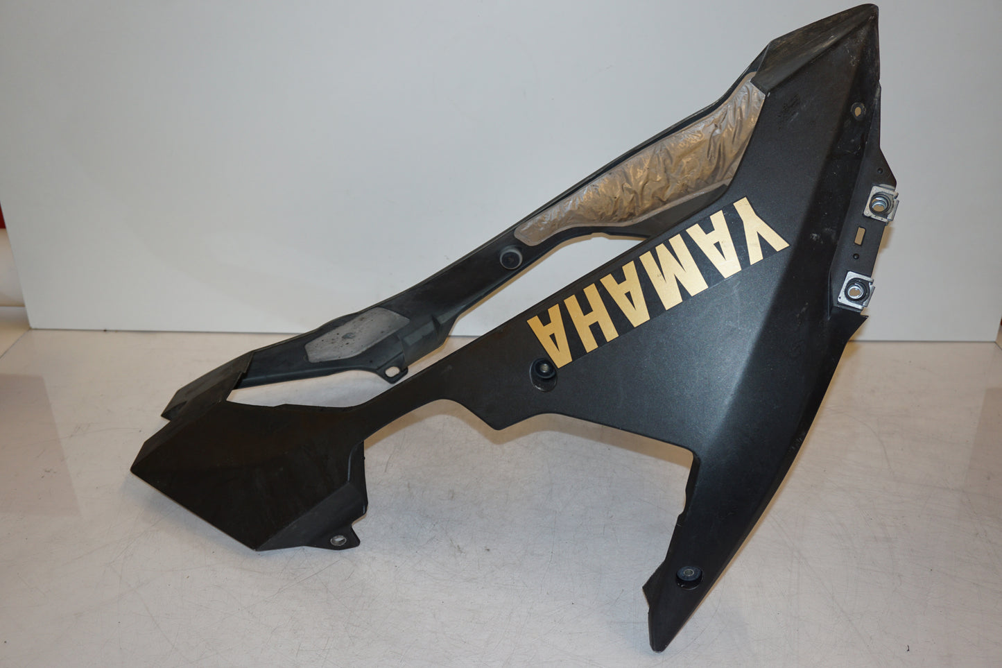 Snett nerifrån på Magkåpa från en Yamaha YZF 1000 R1 -2008 motorcykel.