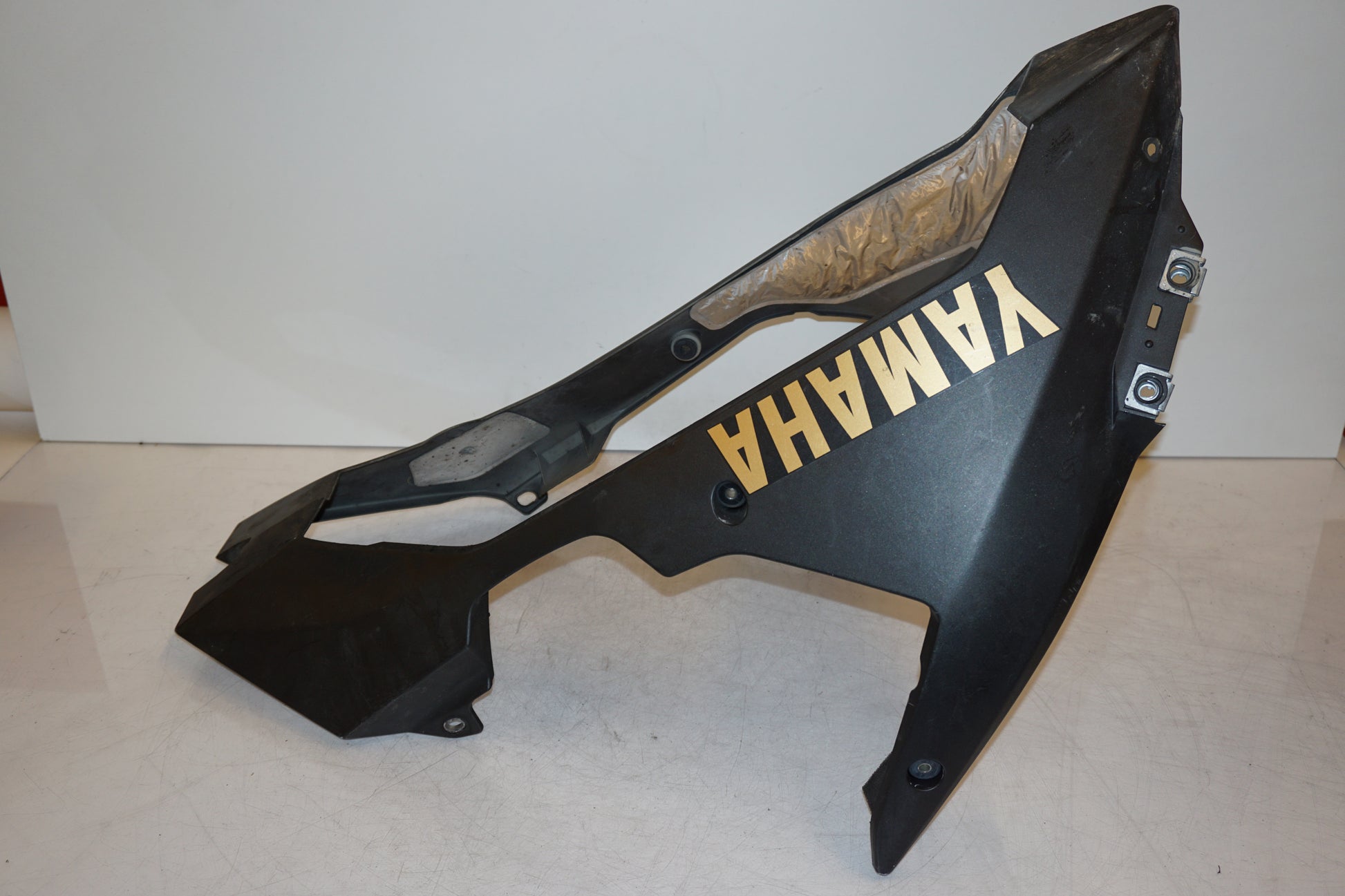 Snett nerifrån på Magkåpa från en Yamaha YZF 1000 R1 -2008 motorcykel.