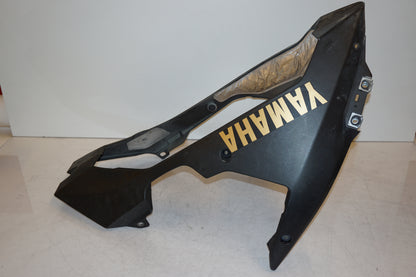 Snett nerifrån på Magkåpa från en Yamaha YZF 1000 R1 -2008 motorcykel.