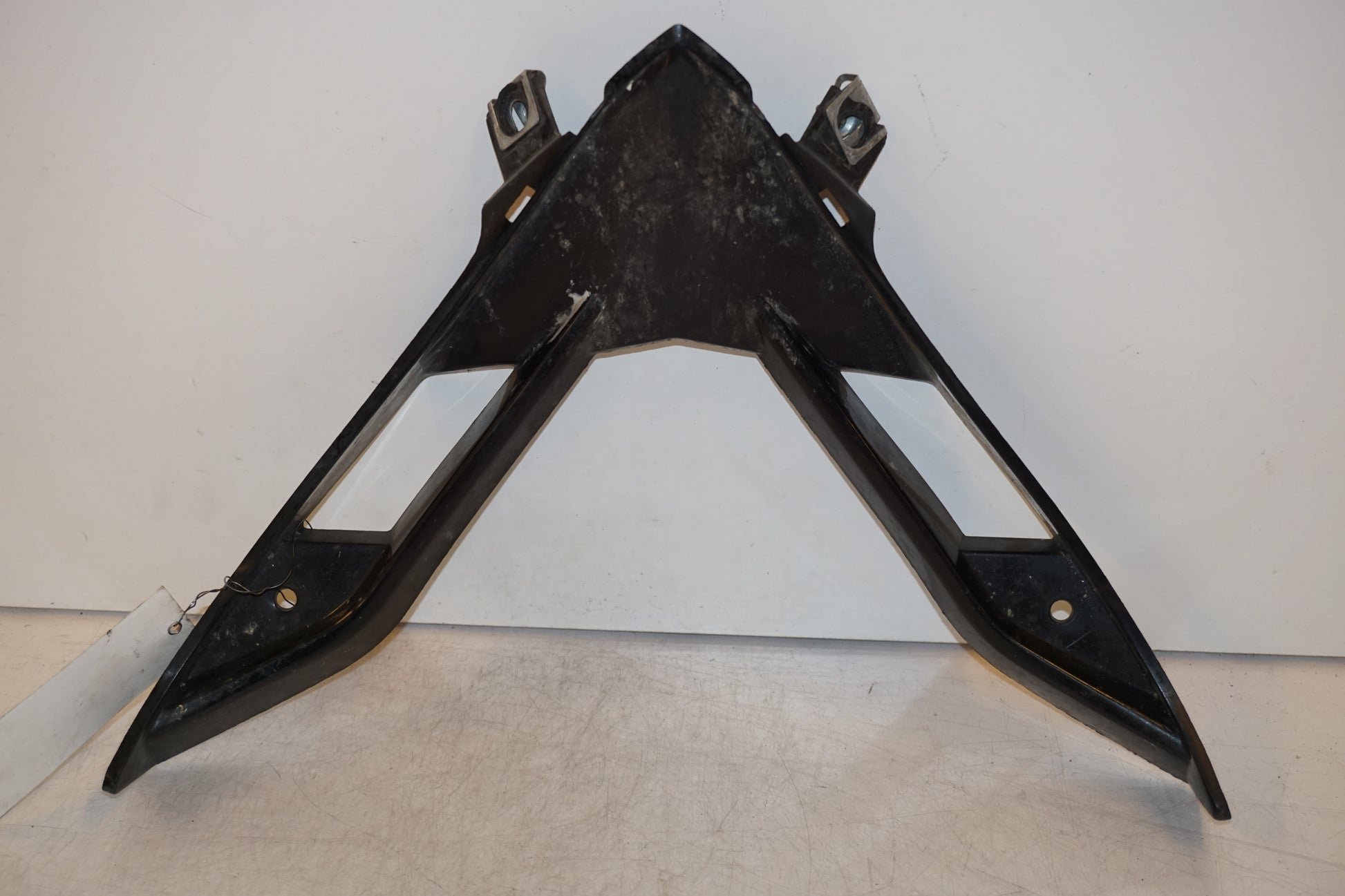 Snett nerifrån på Magkåpa från en Yamaha YZF 1000 R1 -2008 motorcykel.