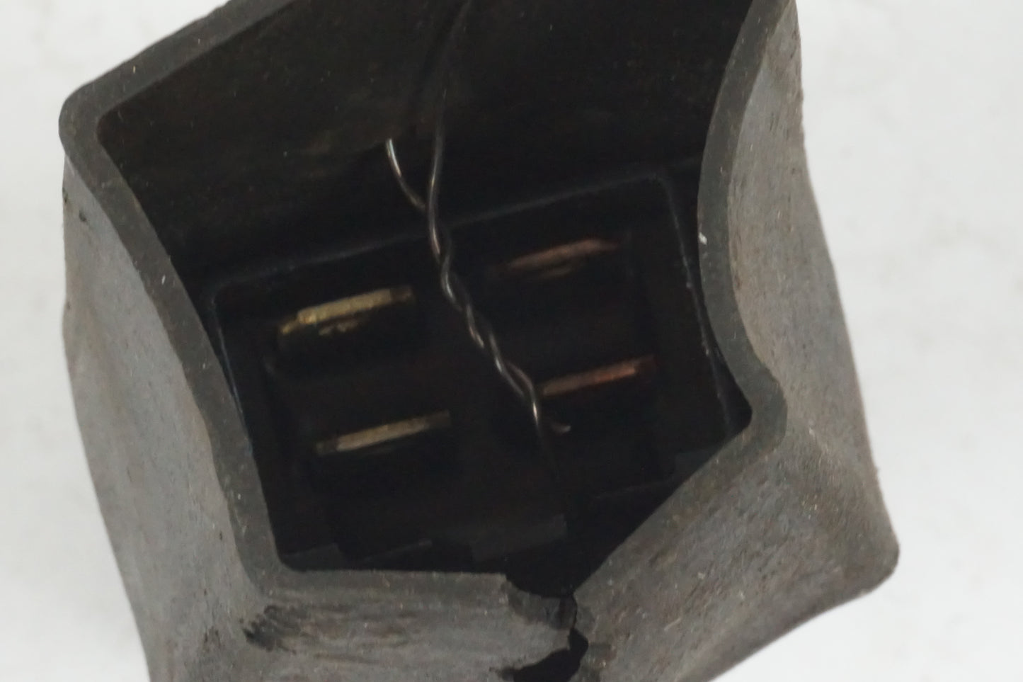 Snett nerifrån på Relä från en Honda XL 1000 V -2008 motorcykel.