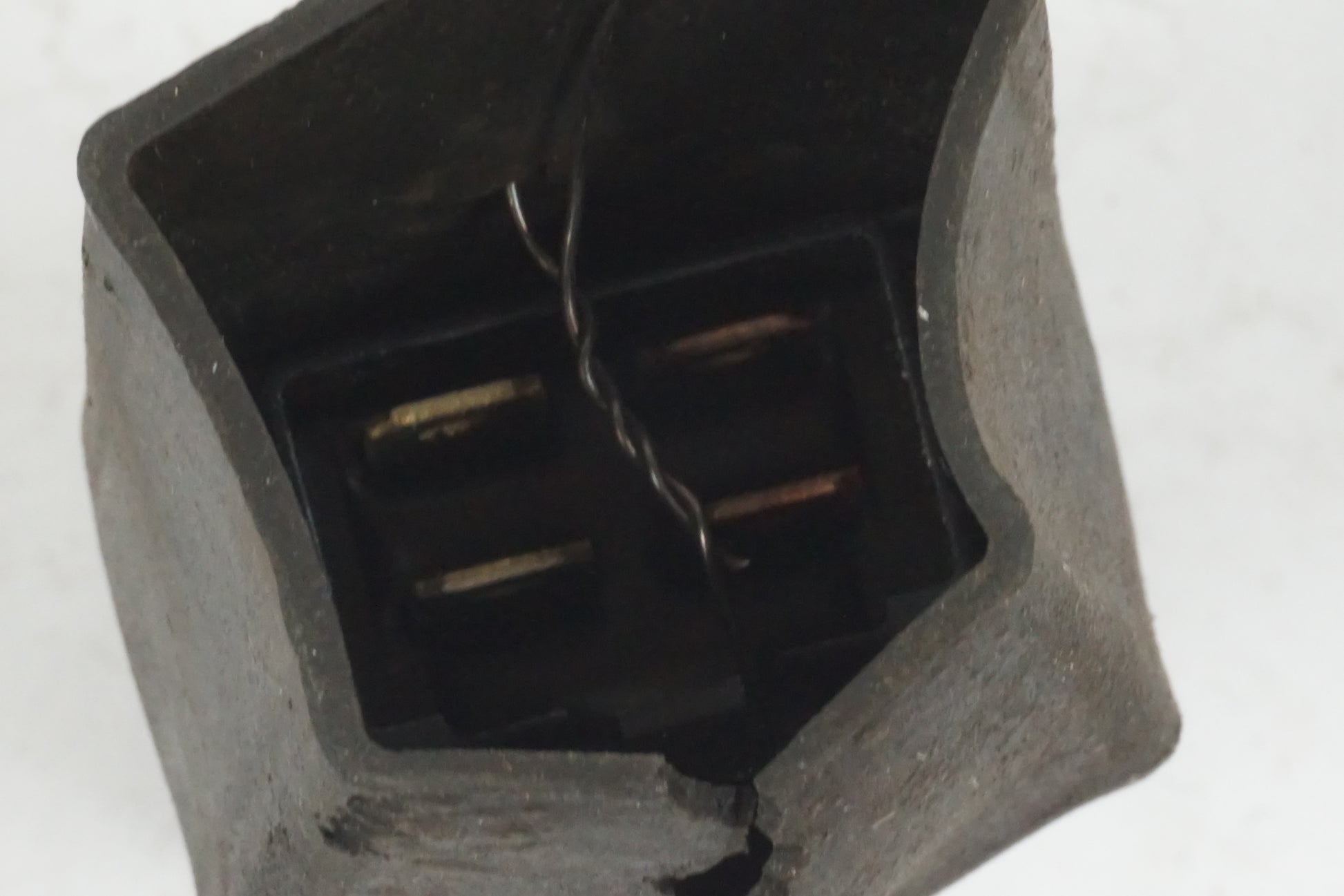 Snett nerifrån på Relä från en Honda XL 1000 V -2008 motorcykel.