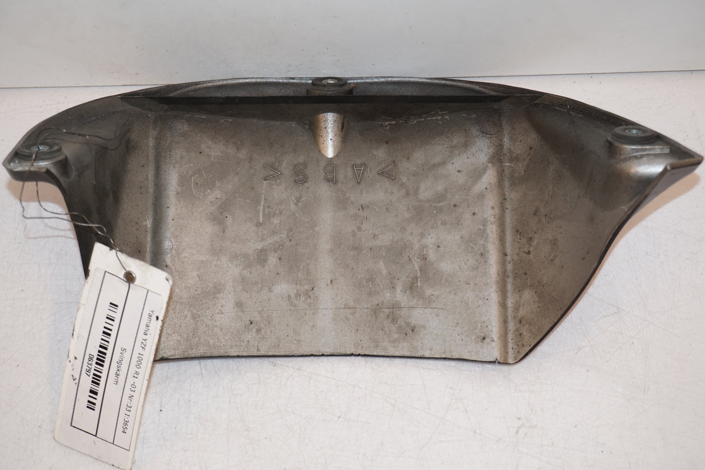 Snett nerifrån på Svingskärm från en Yamaha YZF 1000 R1 -2003 motorcykel.