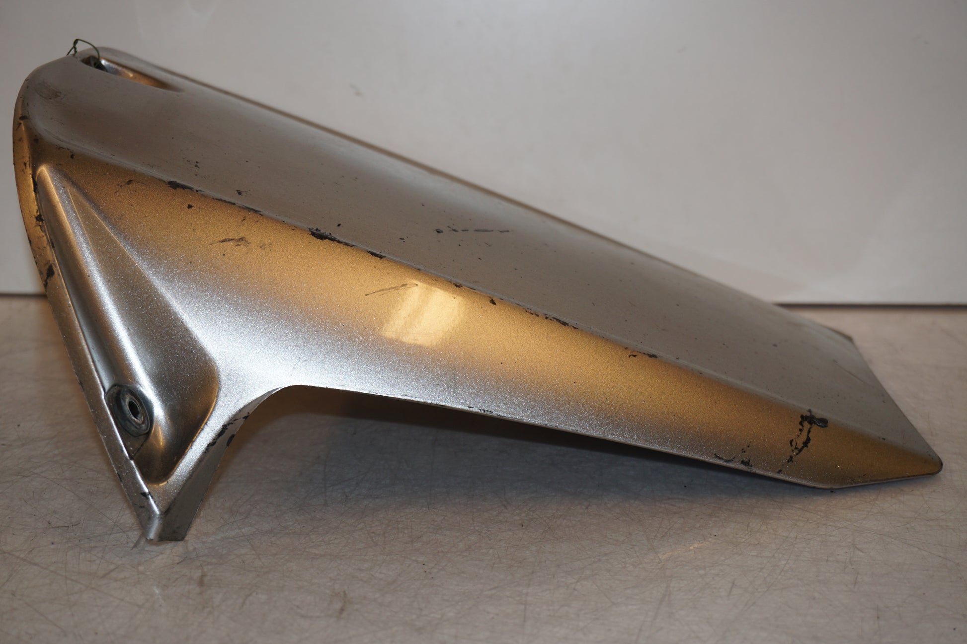 Snett uppifrån på Svingskärm från en Yamaha YZF 1000 R1 -2002 motorcykel.