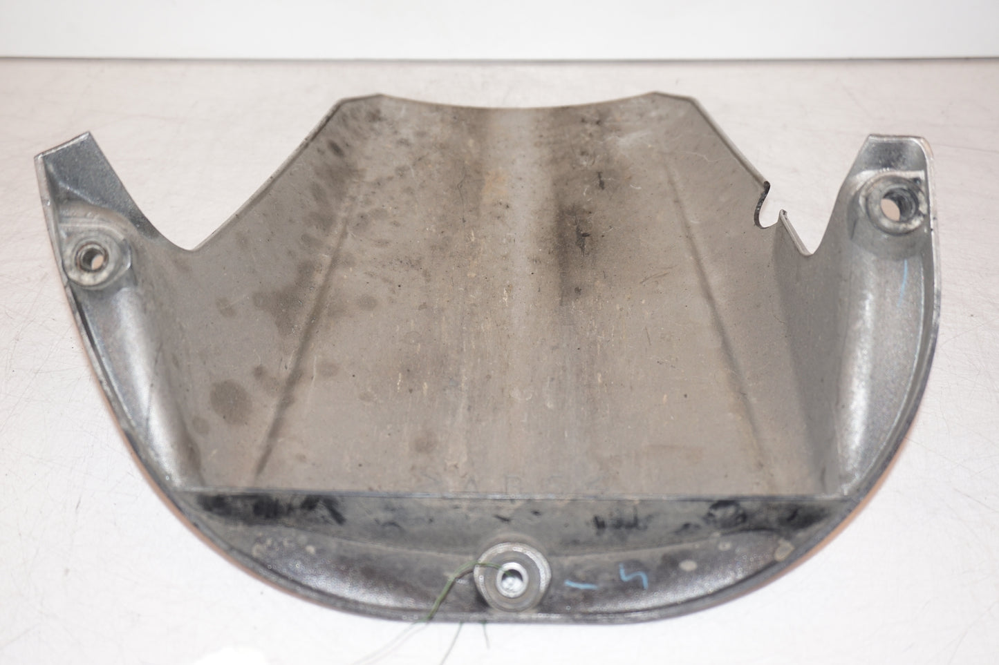 Snett nerifrån på Svingskärm från en Yamaha YZF 1000 R1 -2002 motorcykel.