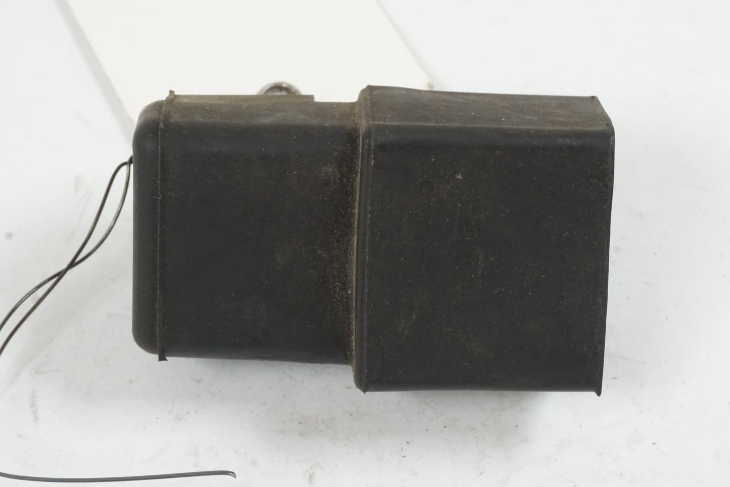 Baksidan på Relä från en Honda CBR 1100 XX -1998 motorcykel.