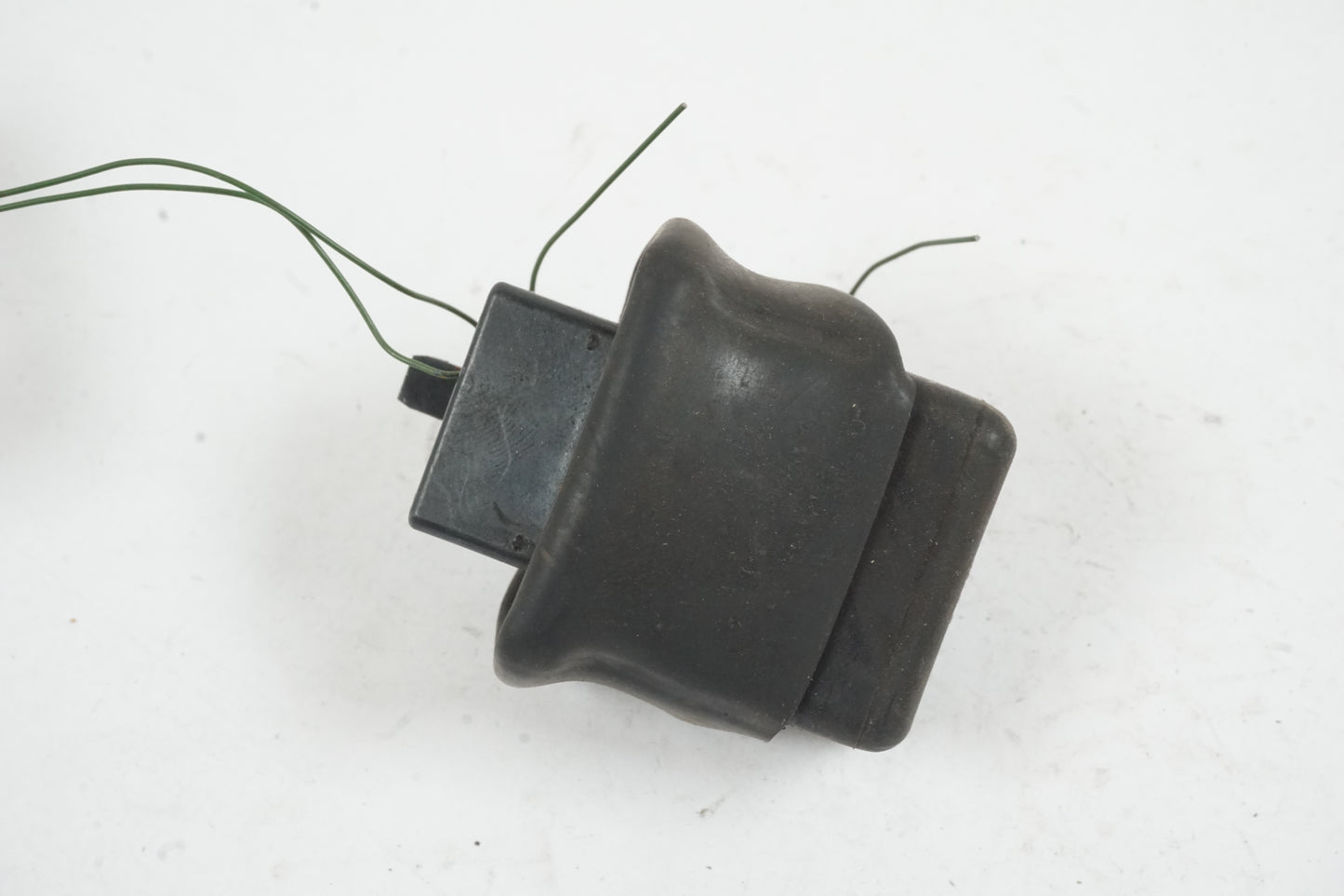 Baksidan på Relä från en Honda CB 1300 F -2004 motorcykel.