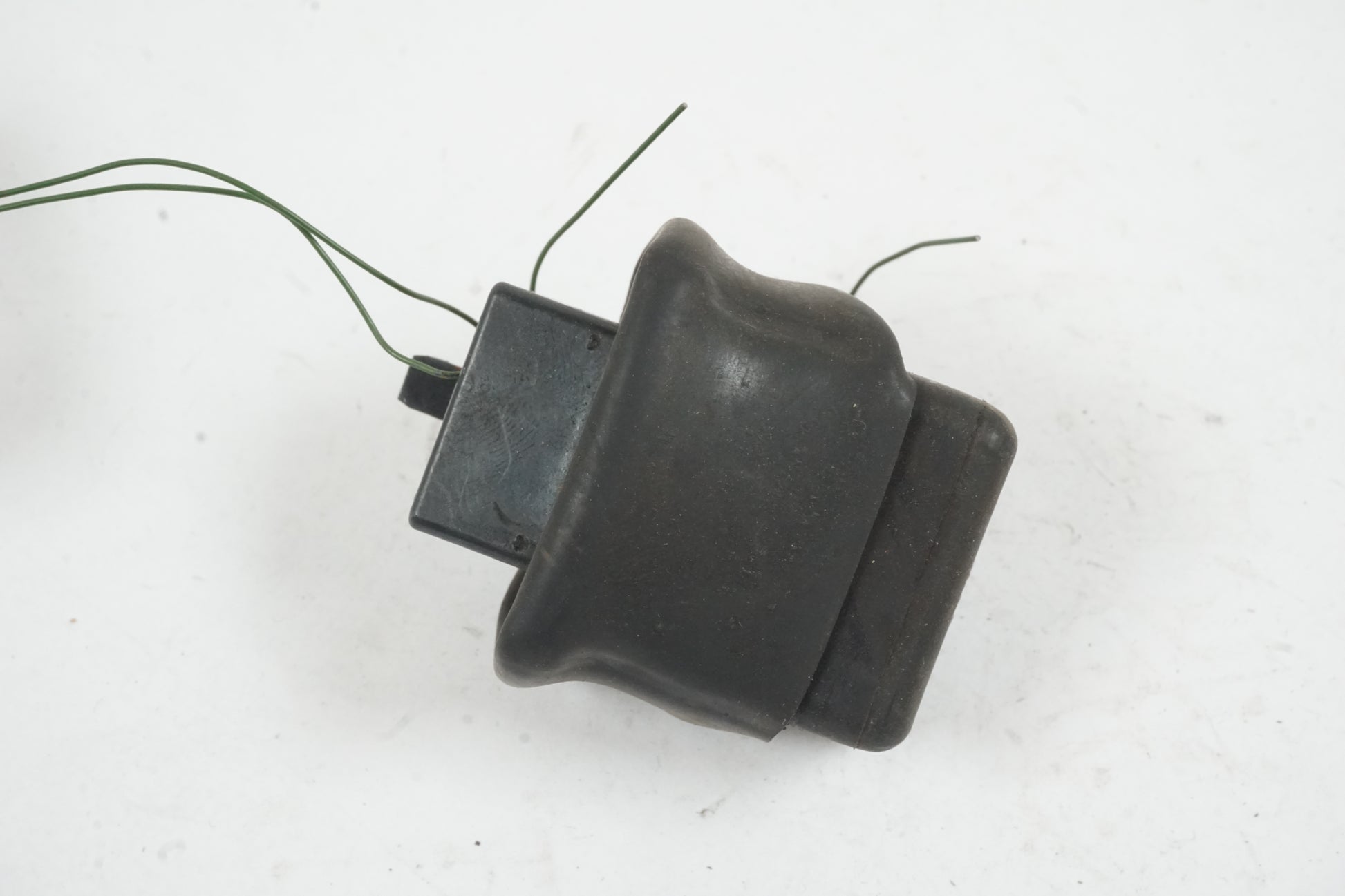 Baksidan på Relä från en Honda CB 1300 F -2004 motorcykel.