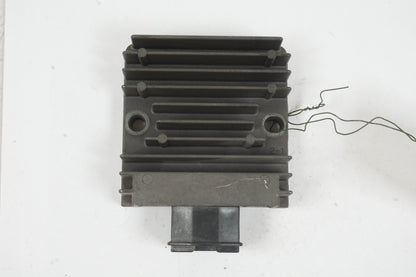 Framsidan på Likriktare från en Honda CBR 125 R -2011 motorcykel.