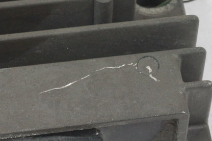 Baksidan på Likriktare från en Honda CBR 125 R -2011 motorcykel.