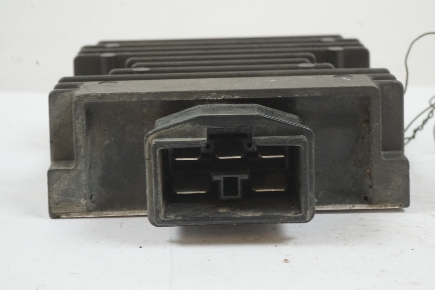 Höger sida på Likriktare från en Honda CBR 125 R -2011 motorcykel.