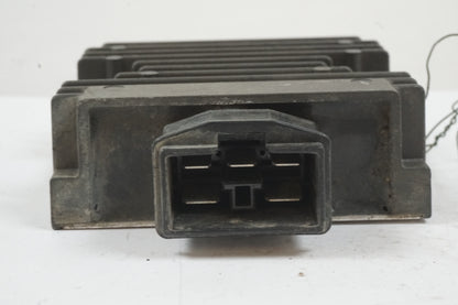 Höger sida på Likriktare från en Honda CBR 125 R -2011 motorcykel.