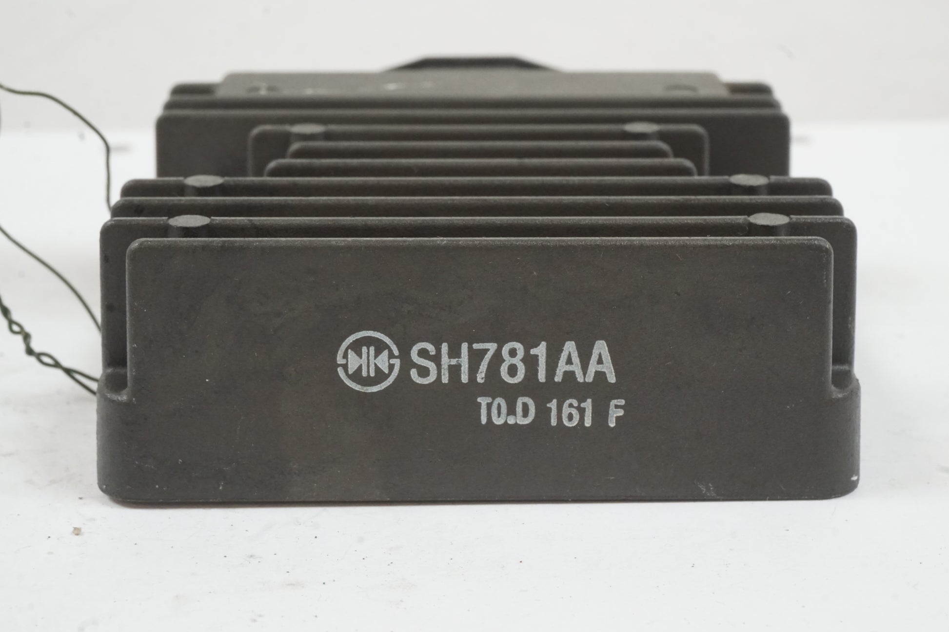 Vänster sida på Likriktare från en Honda CBR 125 R -2011 motorcykel.