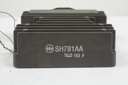 Vänster sida på Likriktare från en Honda CBR 125 R -2011 motorcykel.