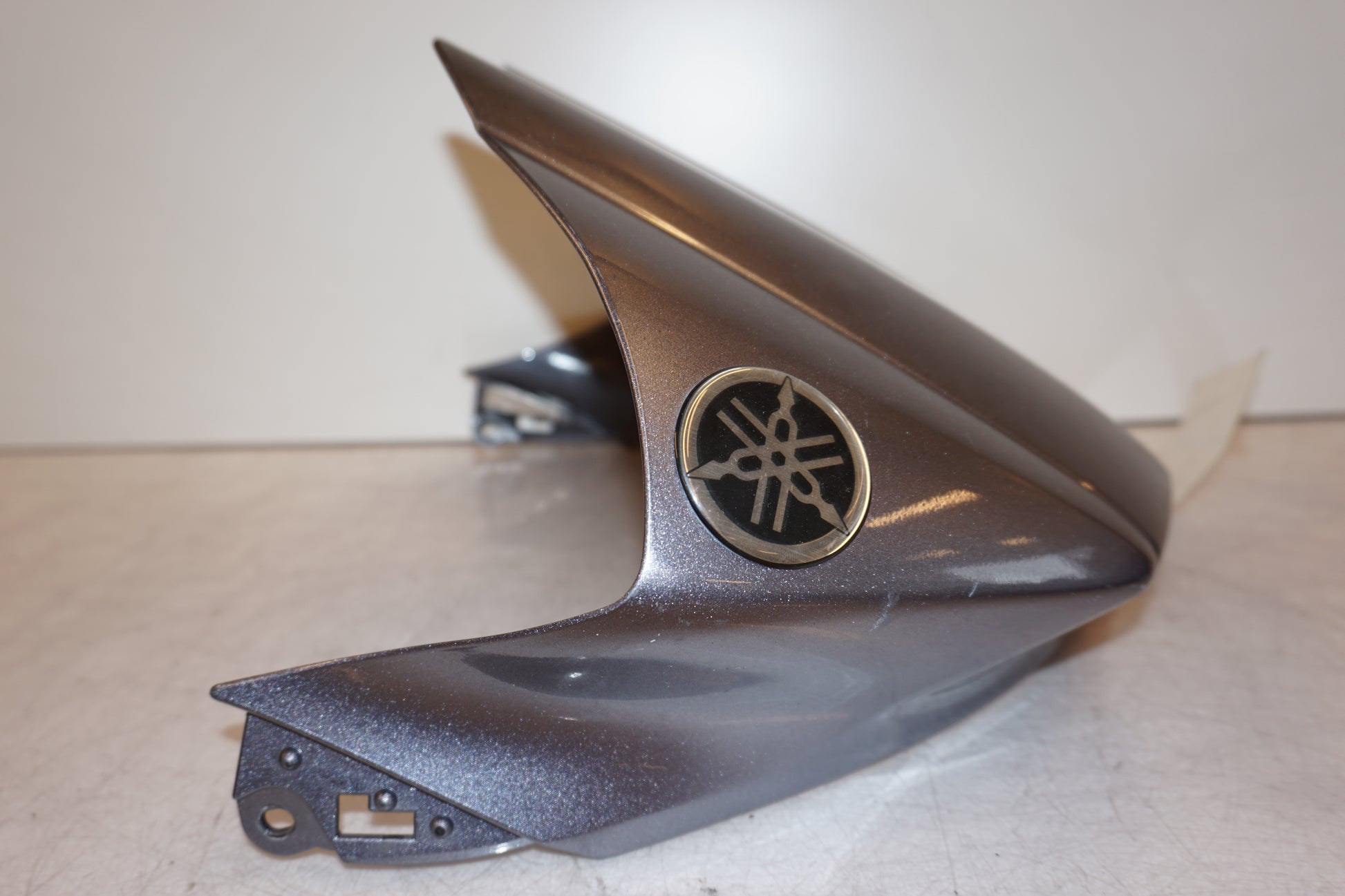 Snett uppifrån på Bensintankskåpa från en Yamaha YZF 1000 R1 -2005 motorcykel.