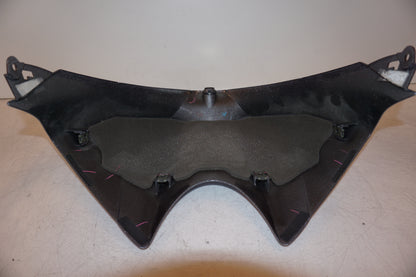 Snett nerifrån på Bensintankskåpa från en Yamaha YZF 1000 R1 -2005 motorcykel.