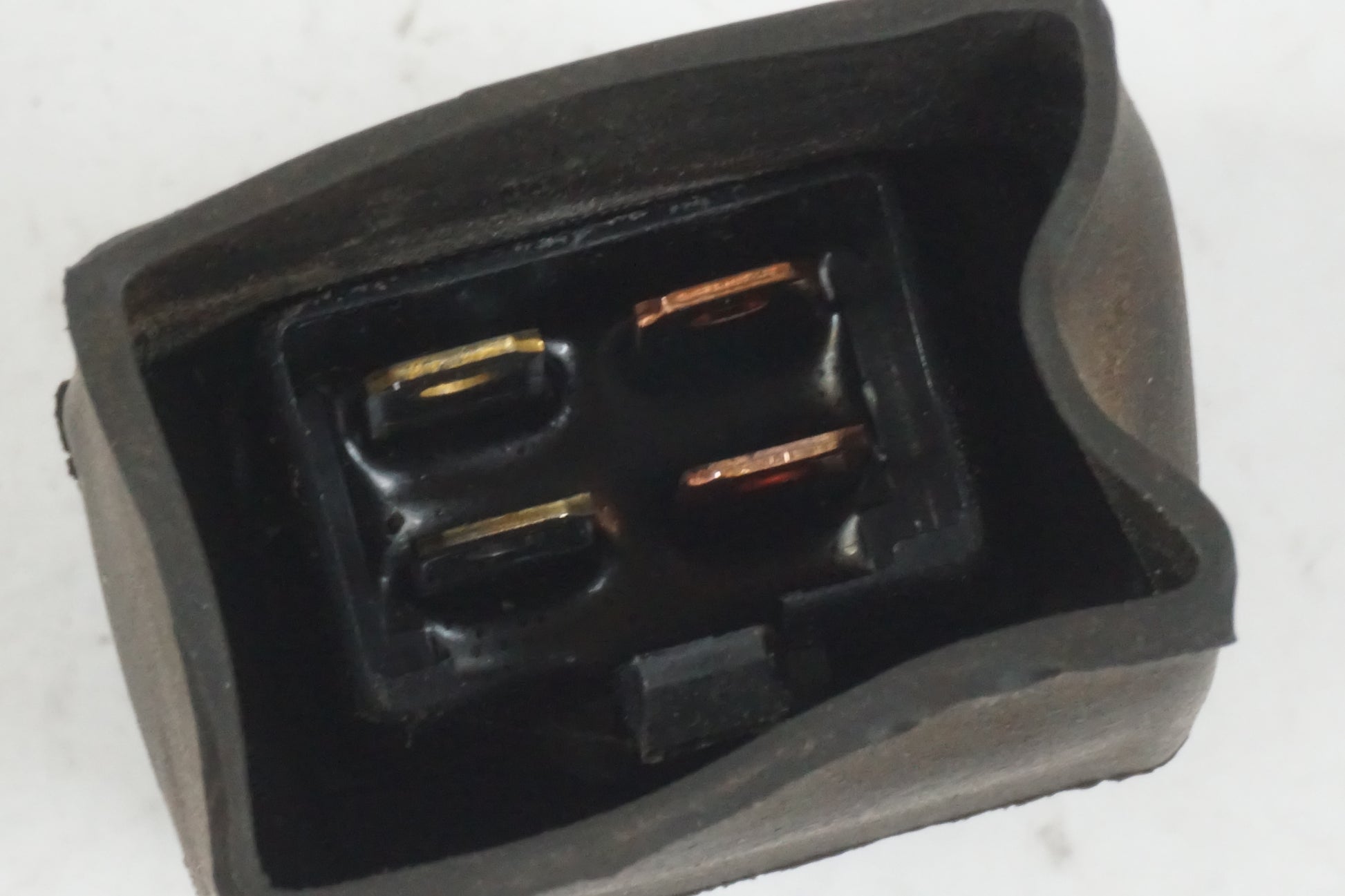 Höger sida på Relä från en Honda CBR 1100 XX -1997 motorcykel.