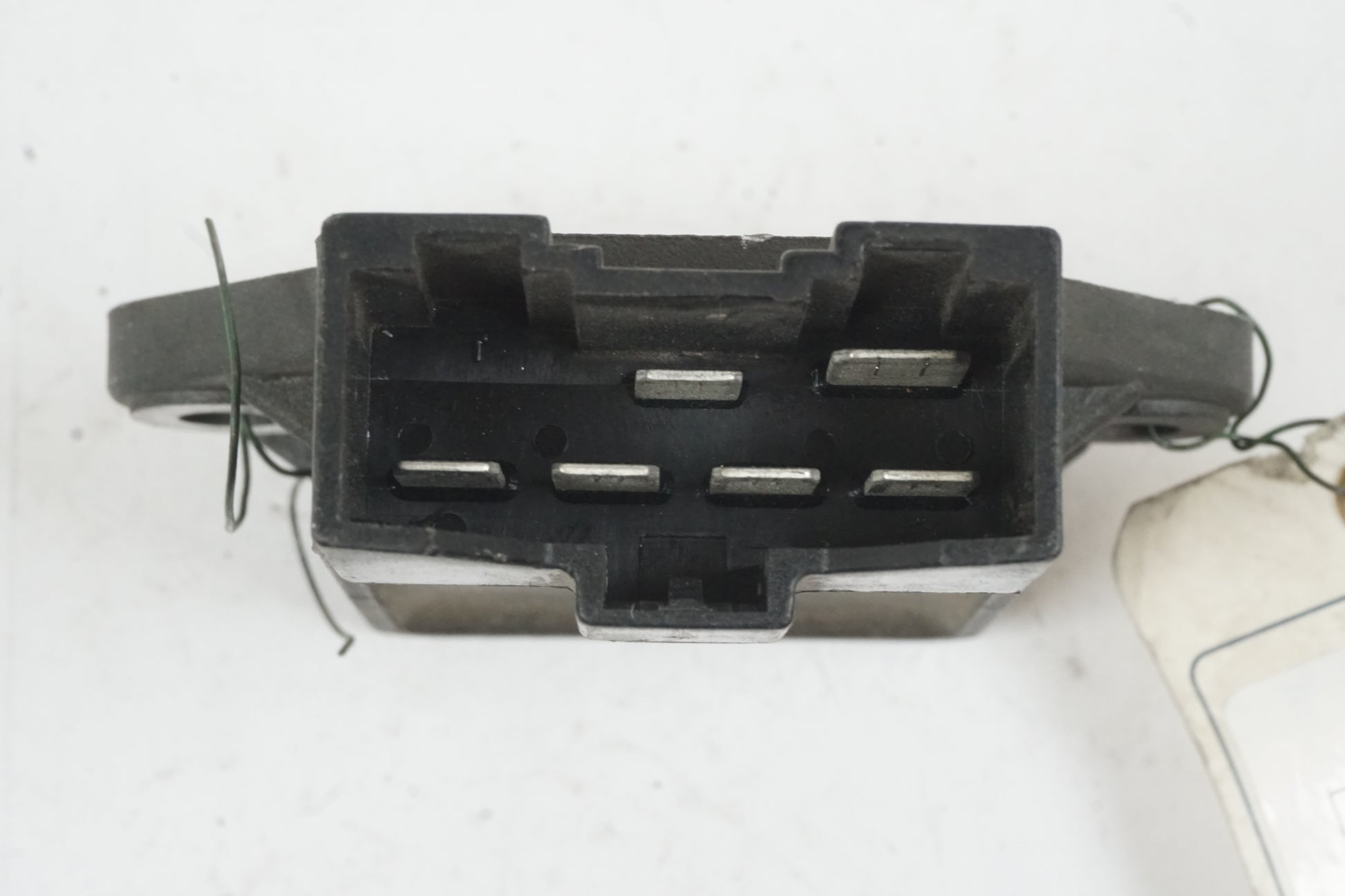 Baksidan på Likriktare från en Honda CB 750 SF -1993 motorcykel.