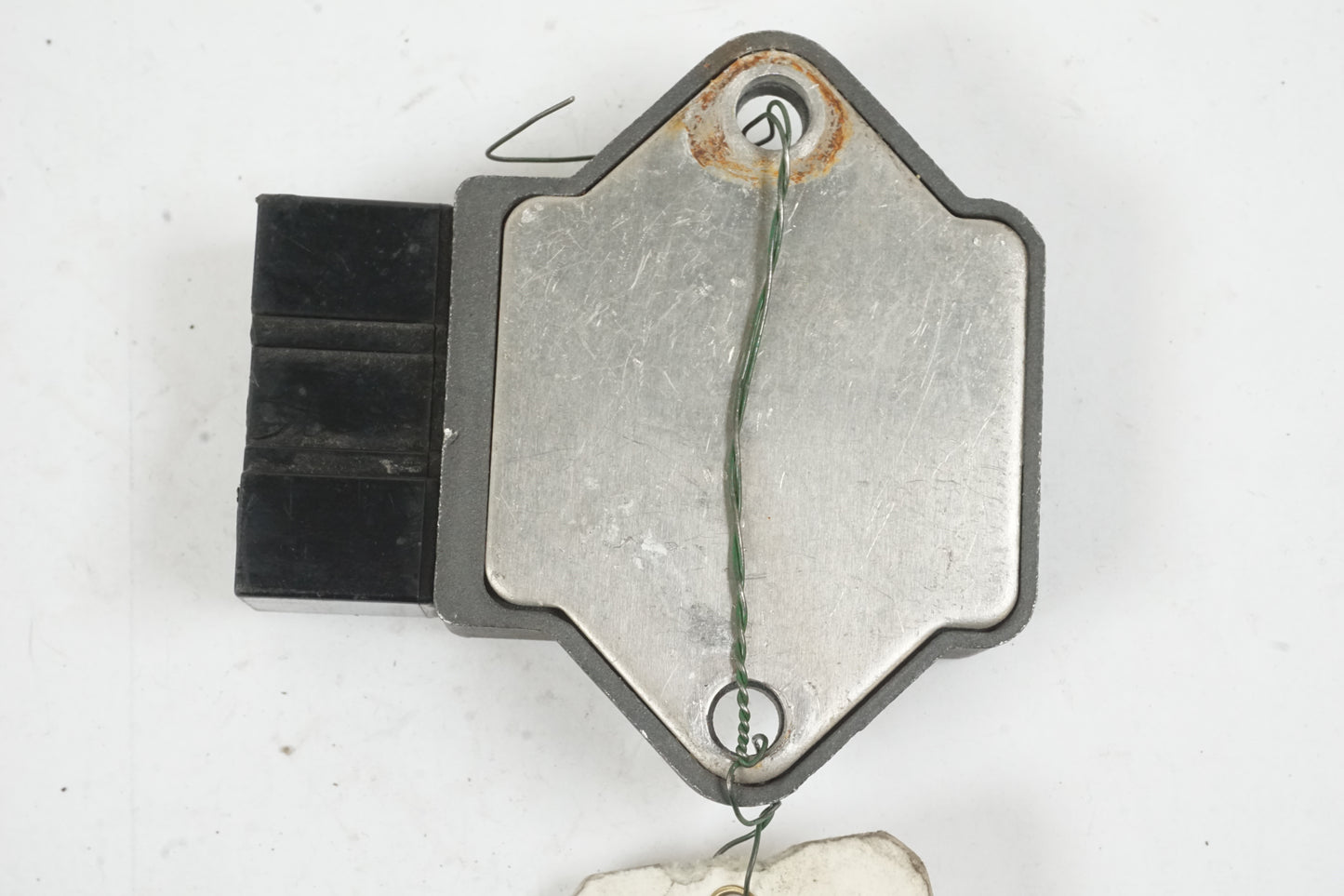 Höger sida på Likriktare från en Honda CB 750 SF -1993 motorcykel.