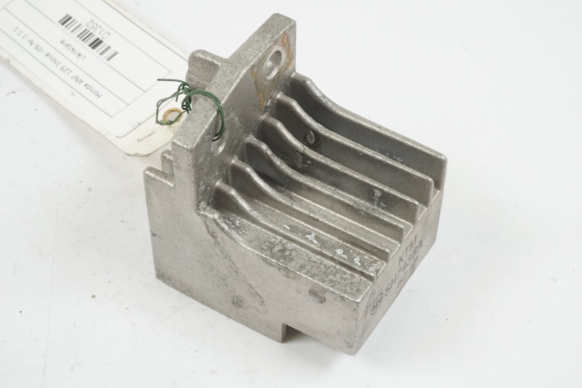 Framsidan på Likriktare från en Honda ANF 125 -2009 motorcykel.