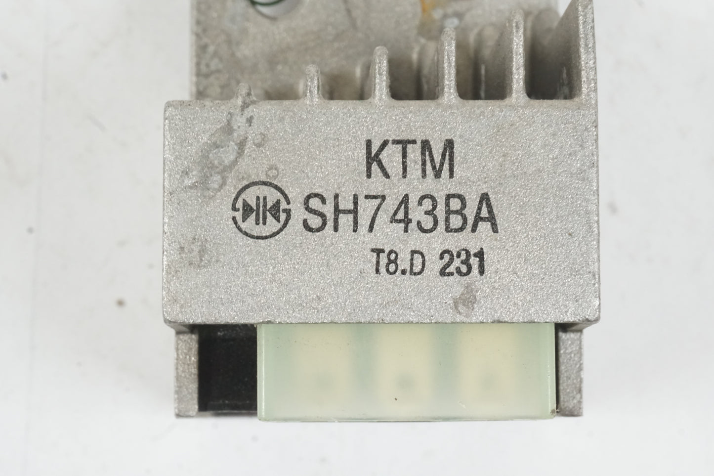 Baksidan på Likriktare från en Honda ANF 125 -2009 motorcykel.