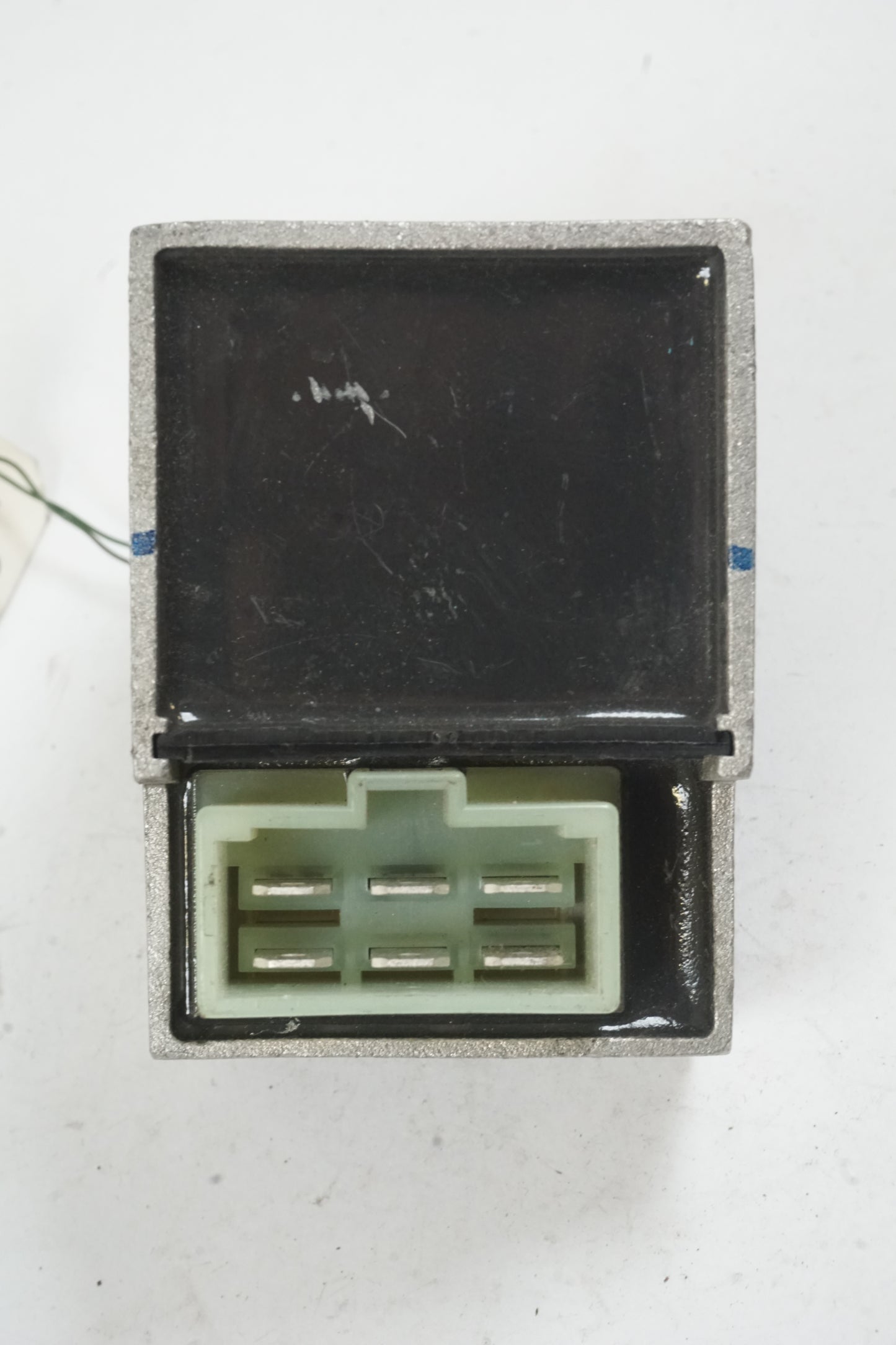 Höger sida på Likriktare från en Honda ANF 125 -2009 motorcykel.