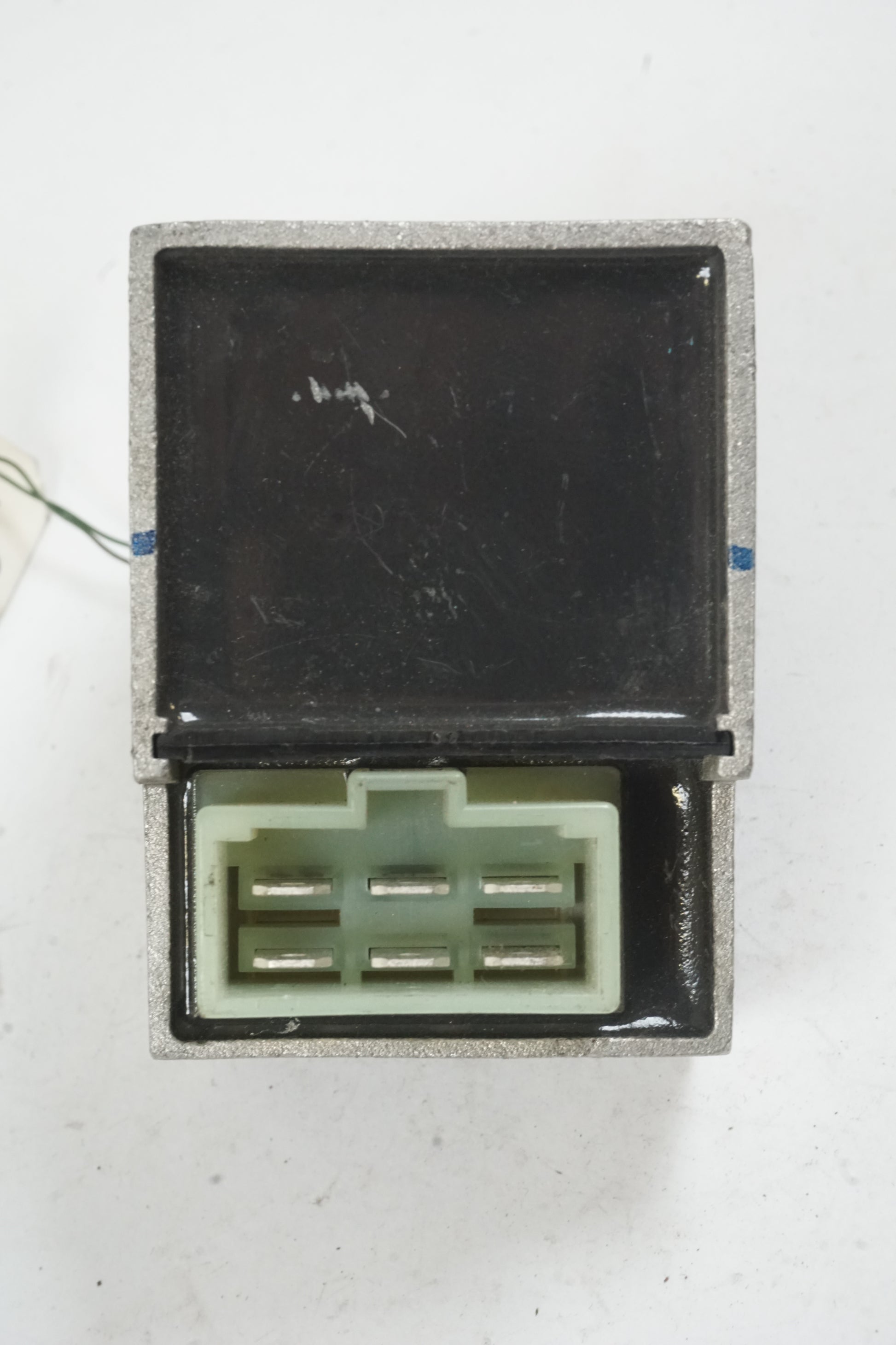 Höger sida på Likriktare från en Honda ANF 125 -2009 motorcykel.