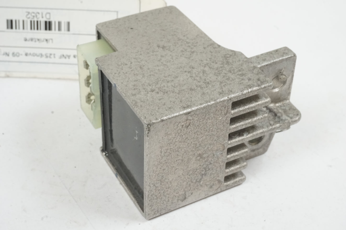 Vänster sida på Likriktare från en Honda ANF 125 -2009 motorcykel.