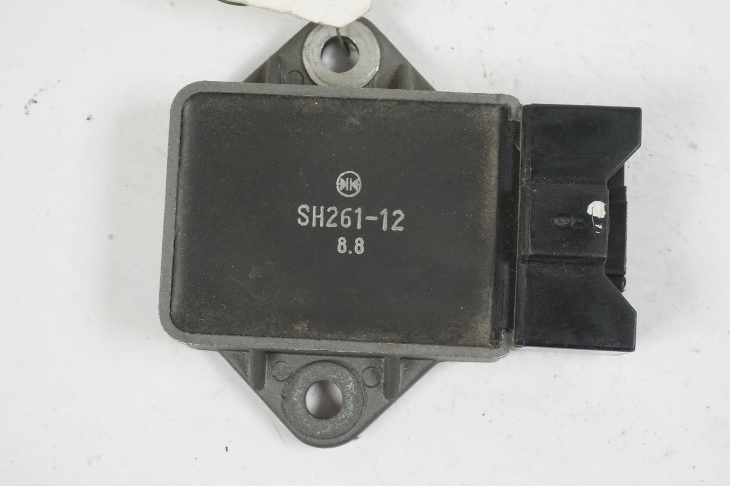 Framsidan på Likriktare från en Honda CB 750 SF -1999 motorcykel.