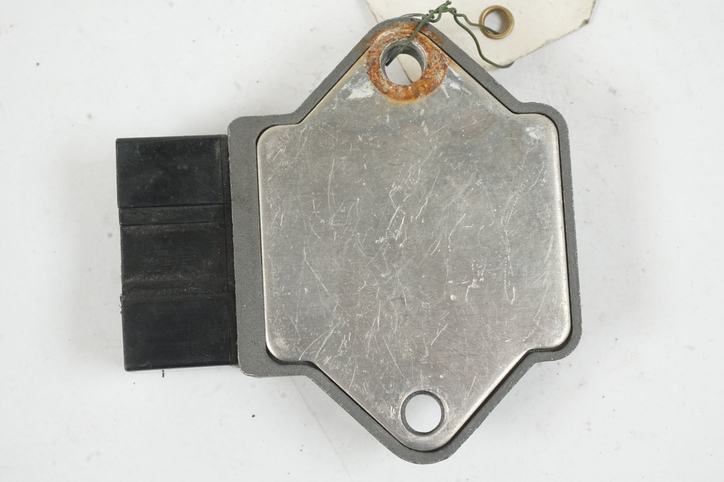 Baksidan på Likriktare från en Honda CB 750 SF -1999 motorcykel.