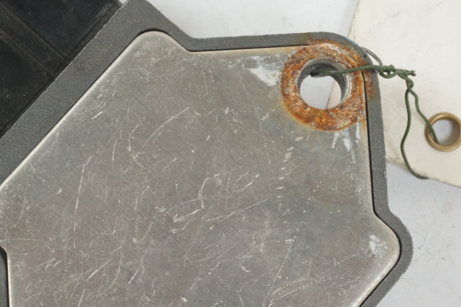 Höger sida på Likriktare från en Honda CB 750 SF -1999 motorcykel.