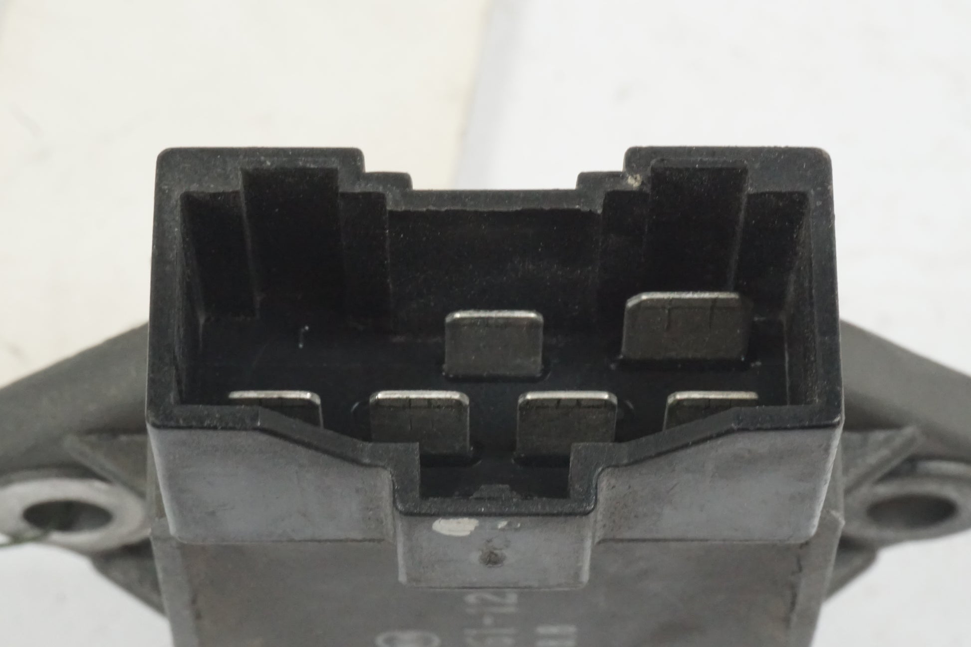 Vänster sida på Likriktare från en Honda CB 750 SF -1999 motorcykel.