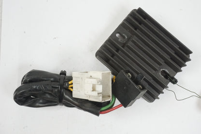 Framsidan på Likriktare från en Honda CBR 600 -2002 motorcykel.